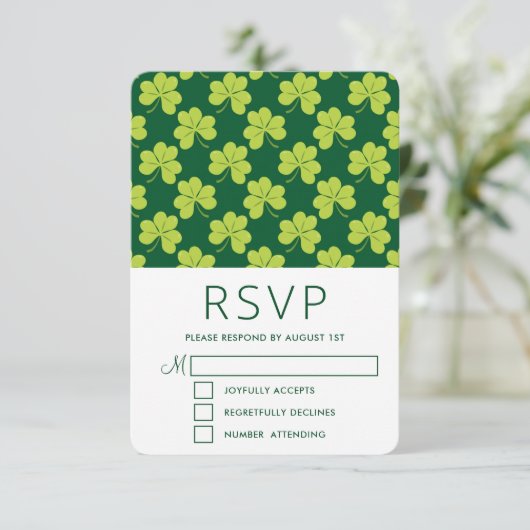 Niedliches Green Clover Kleeblatt Muster RSVP Karte (Stehend Vorderseite)