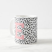 Niedliches großes rosa Initial auf Dalmatiner Spot Kaffeetasse (Vorderseite Links)