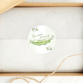 Niedliches grünes Baby gewinnt zwei Erbsen in eine Runder Aufkleber