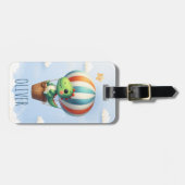 Niedliches grünes Dino fliegt in einem Heißluftbal Gepäckanhänger (Vorderseite horizontal)