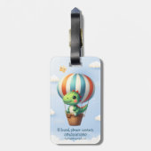 Niedliches grünes Dino fliegt in einem Heißluftbal Gepäckanhänger (Rückseite vertikal)