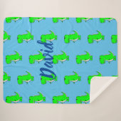 Niedliches grünes Dino T-Rex auf blauem Sherpa-Blu Sherpadecke (Vorderseite (Horizontal))