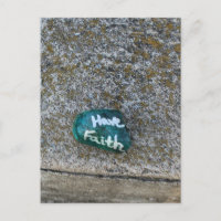 Niedliches grünes Herz Rock on Bench haben den Gla