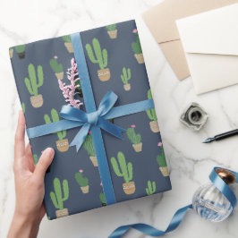 Niedliches grünes Kaktusmuster auf blau Geschenkpapier