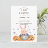 Niedliches Halloween Cauldron Baby ist Braudusche Einladung (Stehend Vorderseite)