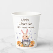 Niedliches Halloween Cauldron Baby ist Braudusche Pappbecher (Vorderseite)