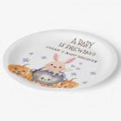 Niedliches Halloween Cauldron Baby ist Braudusche Pappteller (Schrägansicht)