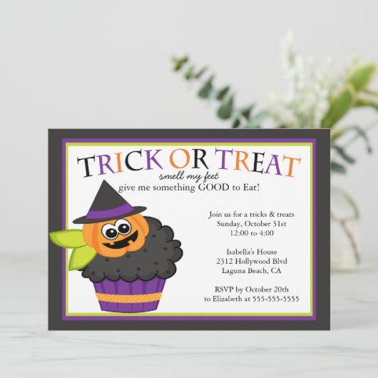 Niedliches Halloween Cupcake Kids Costume Party Einladung (Stehend Vorderseite)