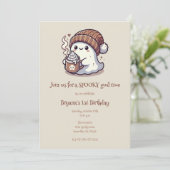 Niedliches Halloween Ghost in Herbst Beanie & Hot Einladung (Stehend Vorderseite)