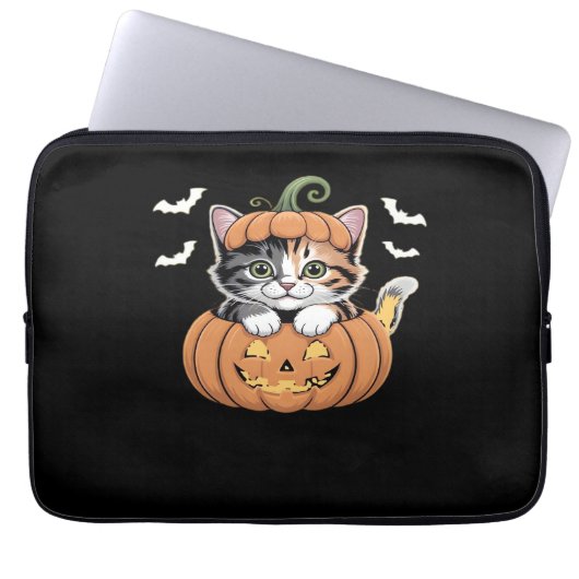 Niedliches Halloween Kitten in einem Kürbisklassis Laptopschutzhülle (Vorderseite)