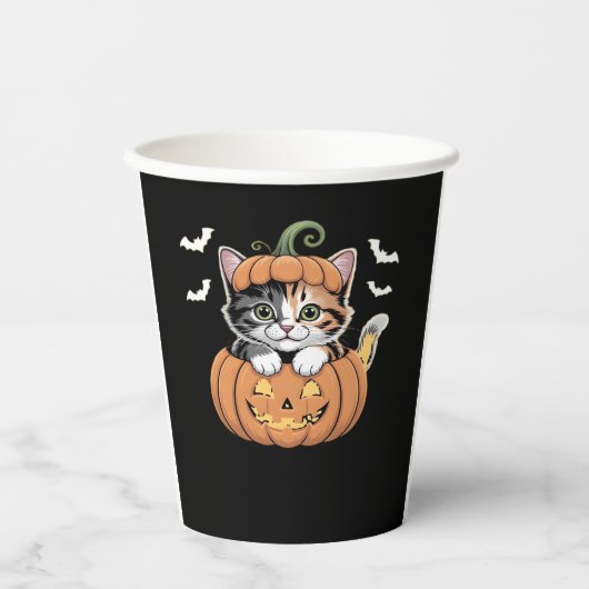 Niedliches Halloween Kitten in einem Kürbisklassis Pappbecher (Vorderseite)