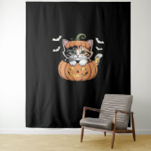 Niedliches Halloween Kitten in einem Kürbisklassis Wandteppich (Beispiel)