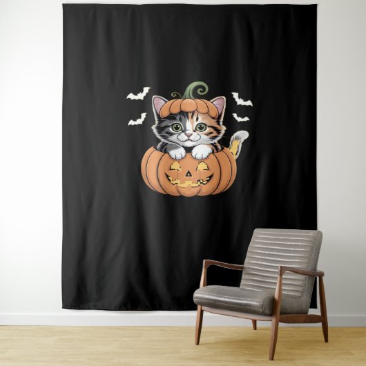 Niedliches Halloween Kitten in einem Kürbisklassis Wandteppich (Beispiel)