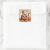 Niedliches Halloween Kitten und Jack-O' Lantern Quadratischer Aufkleber (Tasche)