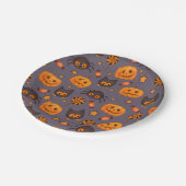 Niedliches Halloween-Muster Lila Hintergrund Pappteller (Schrägansicht)