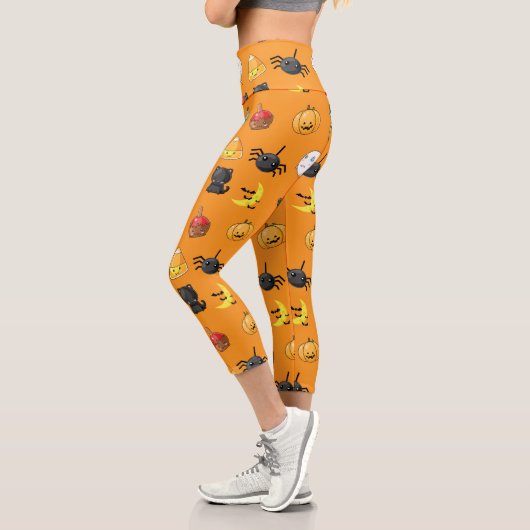 Niedliches Halloween-Muster mit orangefarbenem Hin Capri Leggings (Links)