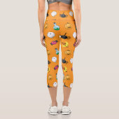 Niedliches Halloween-Muster mit orangefarbenem Hin Capri Leggings (Rückseite)