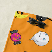 Niedliches Halloween-Muster mit orangefarbenem Hin Strandtuch (Beispiel)