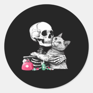 Niedliches Halloween Skeleton Hug Cat Vet Tech Vet Runder Aufkleber