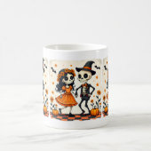 Niedliches Halloween Skeleton-Paar in Orange Kaffeetasse (Mittel)