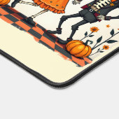 Niedliches Halloween Skeleton-Paar in Orange Schreibtischunterlage (Ecke)