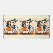 Niedliches Halloween Skeleton-Paar in Orange Schreibtischunterlage (Vorderseite)