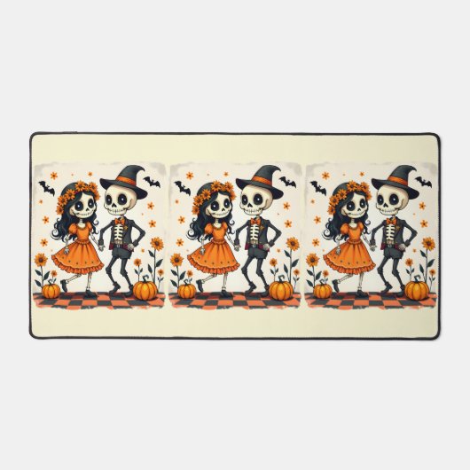 Niedliches Halloween Skeleton-Paar in Orange Schreibtischunterlage (Vorderseite)