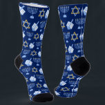 Niedliches Hanukkah Dreidel Menorah Muster Blau Go Socken<br><div class="desc">Schöne Hanukkah Socken in hübschem Blau mit einem coolen Muster des Judentums-Sterns,  dreidel für lustige Chanukah-Spiele,  und die jüdische Menorah für den Urlaub.</div>