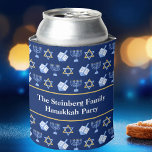 Niedliches Hanukkah Dreidel Menorah Muster kundens Dosenkühler<br><div class="desc">Das wunderschöne Hanukkah Party kann hübsch blau mit einem coolen Judaismus-Stern-Muster,  dem dreiel für lustige Chanukah-Spiele,  und der jüdischen Menorah für einen Urlaub Abendessen oder Ansammlung mit Ihrer Synagoge.</div>