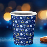 Niedliches Hanukkah Dreidel Menorah Muster kundens Pappbecher<br><div class="desc">Schöne Hanukkah Party Tassen in hübschem Blau mit einem coolen Muster Judaism star,  dreidel für lustige Chanukah-Spiele,  und die jüdische Menorah für einen Urlaub Abendessen oder Ansammlung mit Ihrer Synagoge.</div>