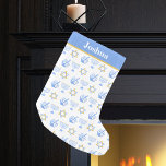 Niedliches Hanukkah-Muster Personalisierte jüdisch Kleiner Weihnachtsstrumpf<br><div class="desc">Schöner Hanukkah-Strumpf in hübsch weiß und blassblau mit einem coolen Muster Judaismus-Star,  dreidel für Spaß Chanukah-Spiele,  und die jüdische Menorah für den Urlaub. Passen Sie Ihre Kinder mit dem Namen in weiß auf dem Baby blauen Streifen an.</div>