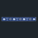 Niedliches Hanukkah-Muster Satinband<br><div class="desc">Schönes Hanukkah Band in hübschem Blau mit einem coolen Muster des Judentums Stern,  dreidel für lustige Chanukah-Spiele,  und die jüdische Menorah für den Urlaub.</div>