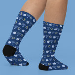 Niedliches Hanukkah-Muster Socken<br><div class="desc">Schöne Hanukkah Socken in hübschem Blau mit einem coolen Muster des Judentums-Sterns,  dreidel für lustige Chanukah-Spiele,  und die jüdische Menorah für den Urlaub.</div>