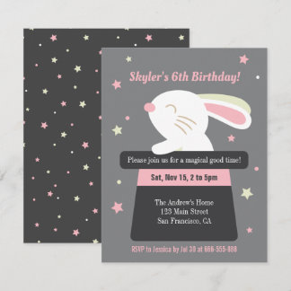 Niedliches Häschen im magischen Hut hat Einladung