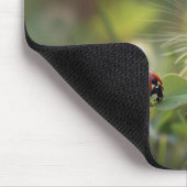 Niedliches Hasen und eine Ladybug auf dem grünen F Mousepad (Ecke)