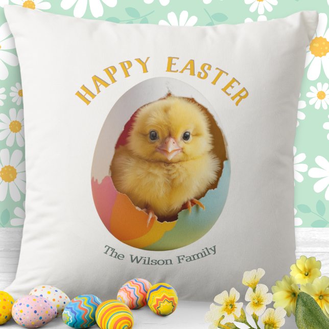 Niedliches Hatching Chick Colorful Happy Ostereier Kissen (A pillow with Happy Easter words and picture of a cute yellow chick hatching out of a colorful egg)