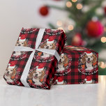 Niedliches Haustier Foto mit Weihnachtsmannmütze R Geschenkpapier<br><div class="desc">Passen Sie dieses niedliche und festliche Packpapier für Haustiere an, das eine Weihnachtsmannmütze auf dem Kopf Ihres Hundes oder Ihrer Katze auf einem schwarz-roten Büffel-karierten Hintergrund mit Ihrem Haustier, umgeben von einem Schneeflocken, enthält. Diese Weihnachtsverpackung ist sicher ein Lächeln und ein tolles Geschenk für Hundeliebhaber, Katzenliebhaber oder andere Liebhaber von...</div>