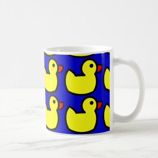 Niedliches, helles, gelbes Gummi Ducky-Muster auf Kaffeetasse (Rechts)