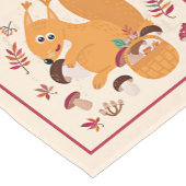 Niedliches Herbsthörnchen mit benutzerdefiniertem Kurzer Tischläufer (Ecke)