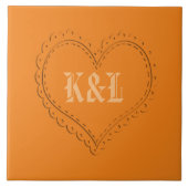 Niedliches Herz auf Orange Add Initials Tile Fliese (Vorderseite)