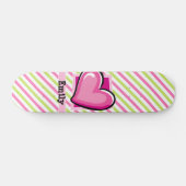 Niedliches Herz auf rosa und grüne Streifen Skateboard (Horizontal)