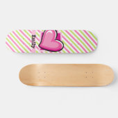 Niedliches Herz auf rosa und grüne Streifen Skateboard (Horizontal)