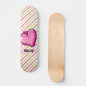 Niedliches Herz auf rosa und grüne Streifen Skateboard (Vorderseite)