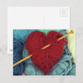 Niedliches Herz aus roter Wolle mit Stricknadel Postkarte (Vorne/Hinten)