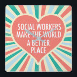 Niedliches Herz für Sozialarbeiter Quadratische Wanduhr<br><div class="desc">Sozialarbeiter machen die Welt zu einem besseren Ort. Ein wunderschönes,  inspirierendes Social Work-Clock-Geschenk für einen Sozialdienstleister mit hübschem Retro-Herz und fröhlichen Farben.</div>