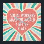 Niedliches Herz für Sozialarbeiter Quadratische Wanduhr<br><div class="desc">Sozialarbeiter machen die Welt zu einem besseren Ort. Ein wunderschönes,  inspirierendes Social Work-Clock-Geschenk für einen Sozialdienstleister mit hübschem Retro-Herz und fröhlichen Farben.</div>