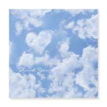 Niedliches Herz gestreift Wolke in blauem Himmel f