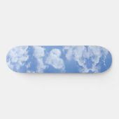 Niedliches Herz gestreift Wolke in blauem Himmel f Skateboard (Horizontal)