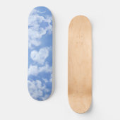 Niedliches Herz gestreift Wolke in blauem Himmel f Skateboard (Vorderseite)