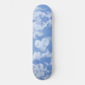 Niedliches Herz gestreift Wolke in blauem Himmel f Skateboard (Vorderseite)